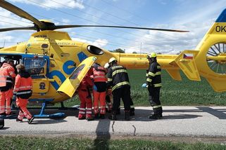 Motorkář se na Českobudějovicku vyhýbal autu a havaroval. Pro spolujezdkyni letěl vrtulník - Novinky